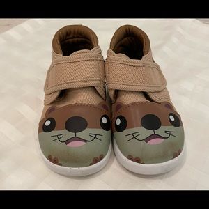Ikiki Otter Toddler Shoes that Squeak in excellent used condition size 4
